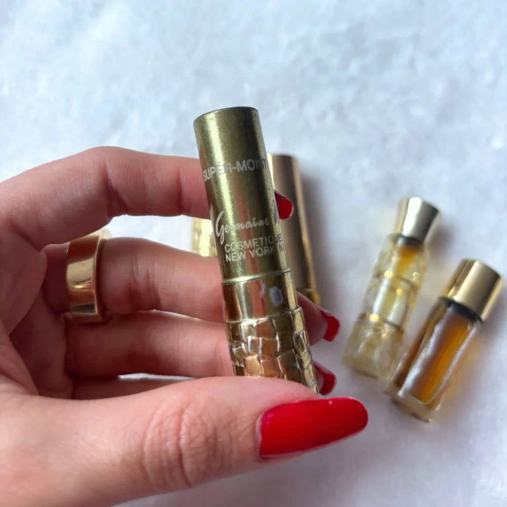 ✨ LOT OF ANTIQUE LIPSTICK & ANTIQUE PERFUME HOLLYWOOD REGENCY VANITY GOLD VANITY - Picture 3 of 6